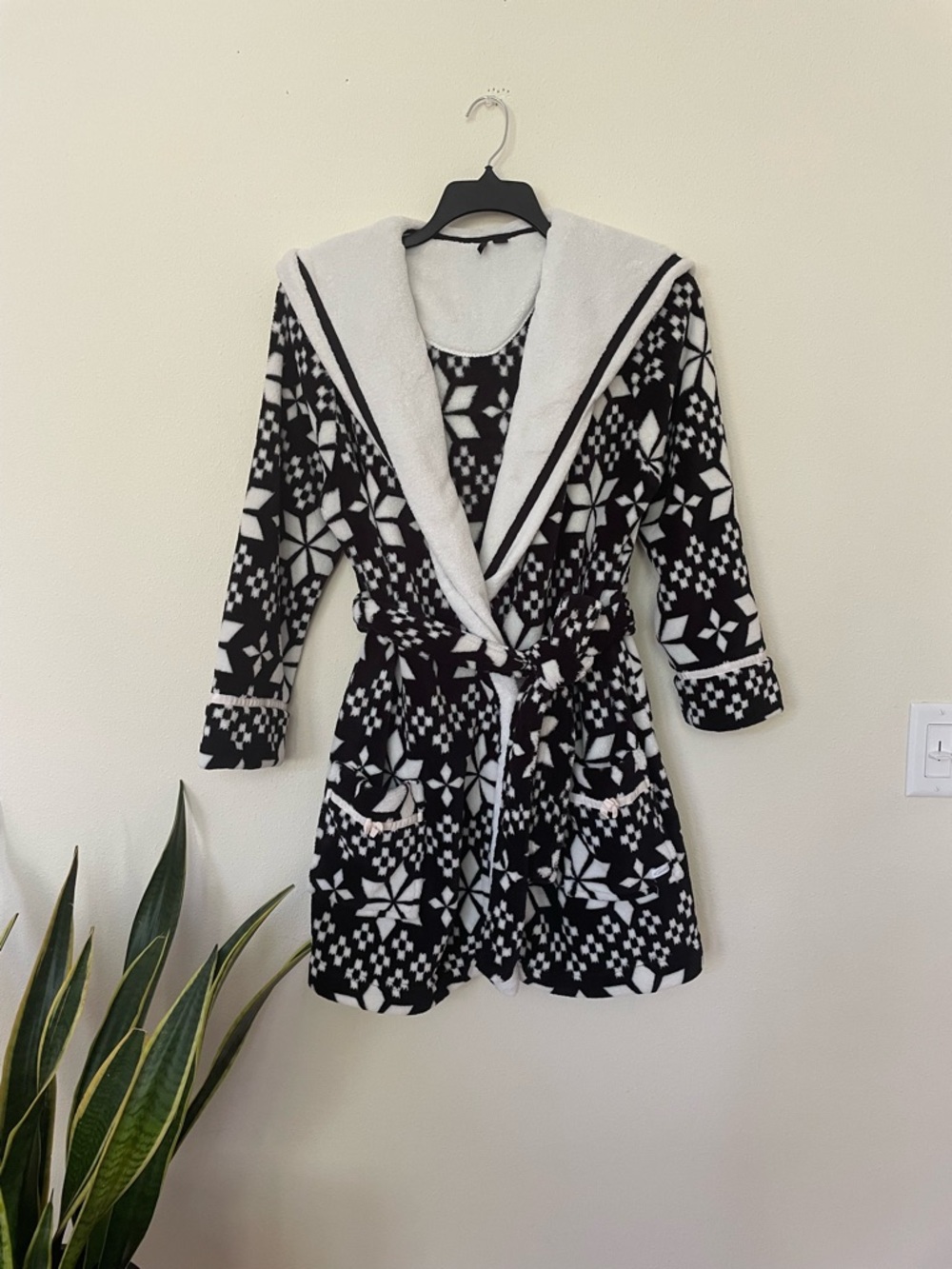 🌷 Kensie Black and White Patterned Hooded Robe #60